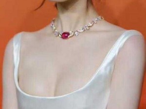 为什么赵露思乳液会凸出来？